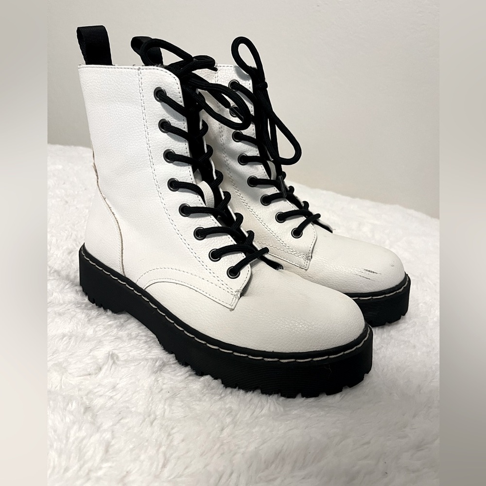 Sincerely Jules White Combat Boots 🤍🖤🤍🖤